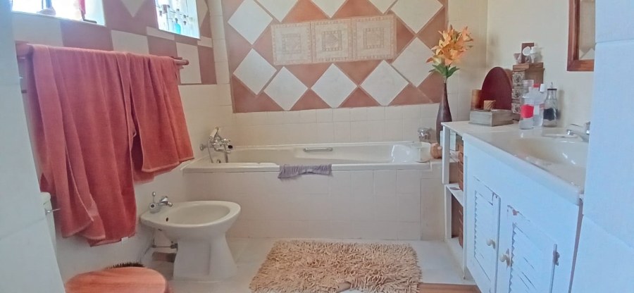 5 Bedroom Property for Sale in La Provance Free State